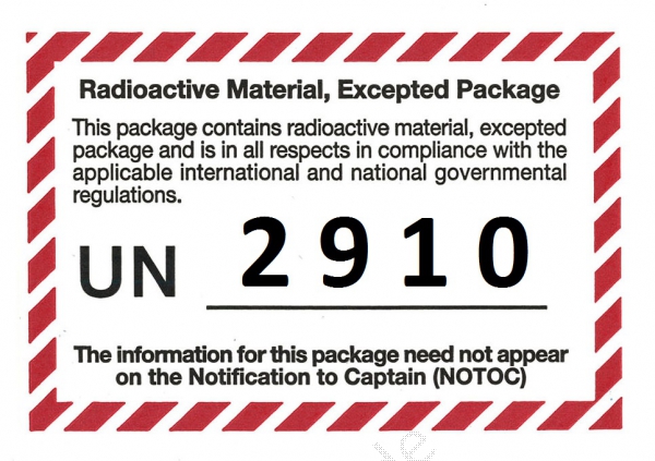 Gefahrgutetikett "RADIOACTIVE MATERIAL, EXCEPTED PACKAGE" mit UN-Nummerneindruck 2910